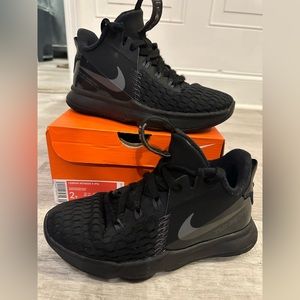 Lebron Witness kids Nike Size 2